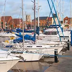 Hu-Nine Dock House - Sleeps 4
