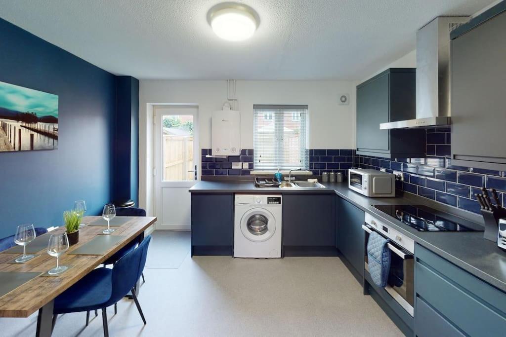 Hu-nine Dock House - Sleeps 4 *